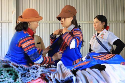 Những gian hàng bán váy, áo truyền thống thu hút đông người đến mua sắm, tham quan