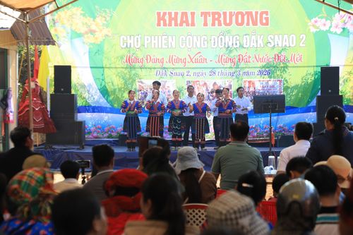 Đồng bào Mông ở thôn Đắk Sao 2 tổ chức phiên chợ với kỳ vọng sẽ tạo ra sản phẩm du lịch, thu hút du khách