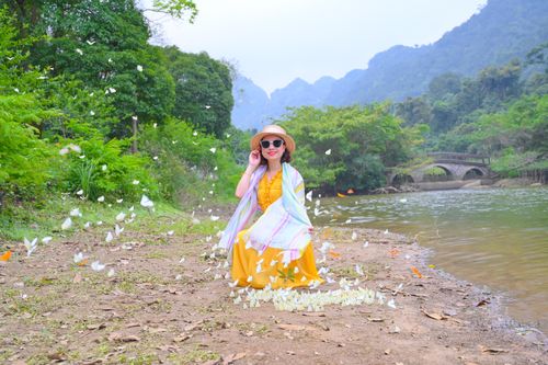 Việc mùa bướm đến sớm mang lại cơ hội tuyệt vời cho du khách. Dịp này, lượng người chưa quá đông đúc, rất lý tưởng để các nhiếp ảnh gia và du khách thoải mái tạo dáng, lưu lại những bức hình nàng thơ tuyệt đẹp bên bờ hồ.