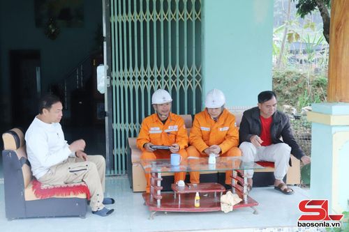 Công nhân Điện lực Phù Yên - Bắc Yên tuyên truyền sử dụng điện an toàn tiết kiệm cho nhân dân bản Nhọt 2, xã Gia Phù.