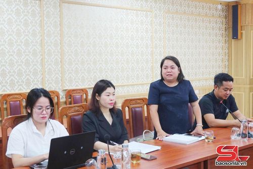 Đại diện Công ty TNHH Đầu tư thương mại Tiến Ngân giới thiệu năng lực thu mua, chế biến xoài.