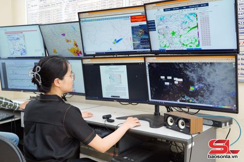 Dự báo viên Đài KTTV Sơn La theo dõi ảnh mây vệ tinh.