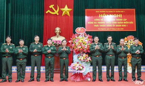 Thủ trưởng Bộ Tư lệnh Quân khu 1 cùng các đại biểu chúc mừng Ban Thường vụ Đảng ủy Trường Thiếu sinh quân miền Bắc.