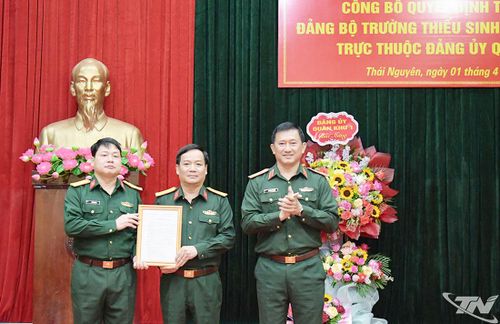 Trung tướng La Công Phương trao Quyết định thành lập Đảng bộ Trường Thiếu sinh quân miền Bắc cho lãnh đạo, chỉ huy đơn vị.