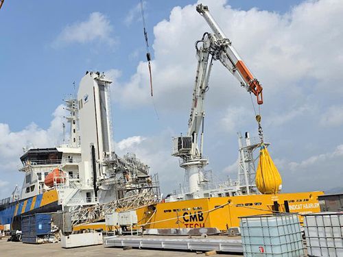 Tàu dài hơn 88m, rộng 19,7m, mớn nước thiết kế 5,3m, tải trọng xấp xỉ 6.700 GT. Trên tàu lắp đặt cần cẩu để cẩu vật tư, phụ tùng từ tàu lên dàn điện gió bảo dưỡng, sửa chữa.