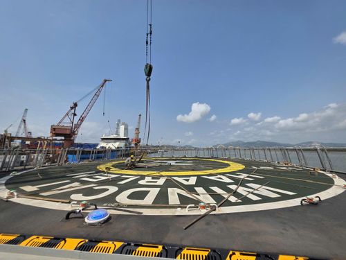 Phía mũi tàu có sân bay trực thăng, phục vụ các chuyến bay đưa người, thực phẩm, thiết bị.