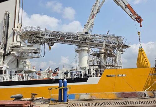 Ông Nguyễn Văn Mạnh, Tổng giám đốc công ty cho biết, đây là các tàu trong serie 14 tàu dịch vụ điện gió CSOV mà Hạ Long đã ký kết thi công đóng mới cho chủ tàu Damen (Hà Lan). Đây là loại tàu dịch vụ hỗ trợ ngành công nghiệp điện gió xa bờ, với trang thiết bị tiên tiến, có thể hoạt động tại các vùng biển có sóng, gió lớn (Ảnh: Trên tàu có cầu thang dàn để đưa kĩ sư, công nhân từ tàu lên các dàn điện gió lớn nhất thế giới thực hiện bảo trì).