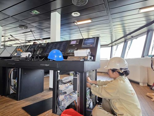 Nữ công nhân điện Hạ Long cẩn thận lắp, kết nối các thiết bị điện, điện tử.