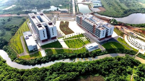 Tòa nhà HT1-HT2 tại Hòa Lạc phục vụ nhu cầu nghiên cứu, học tập cho cán bộ, học sinh, sinh viên Đại học Quốc gia Hà Nội. Ảnh: VNU.