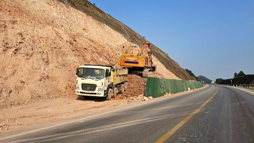Đại diện Ban QLDA Đầu tư xây dựng khu vực 1 TP Huế cho hay, triển khai nút giao tỉnh lộ 12B thuộc mở rộng cao tốc Cam Lộ - La Sơn ảnh hưởng 212 hộ dân, 3 tổ chức và hơn 100 ngôi mộ của người dân.