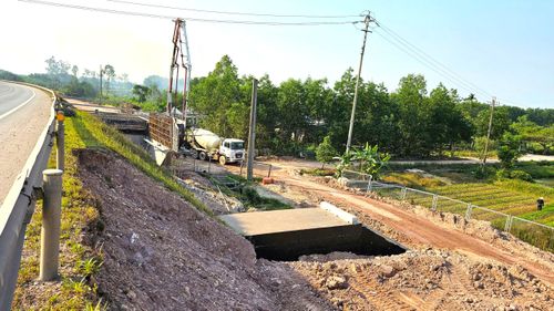 Trong đó, còn 105 trường hợp chưa đủ điều kiện thu hồi đất và đang chờ cơ quan chức năng rà soát, điều chỉnh quy hoạch. Đối với 111 ngôi mộ bị ảnh hưởng, cơ quan chức năng đã xác định được thân nhân của 42 mộ, còn 69 ngôi chưa có người đến kê khai.