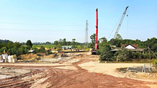 Theo ông Long, thời tiết đang thuận lợi, chủ đầu tư yêu cầu nhà thầu huy động thiết bị, nhân lực, vật liệu, triển khai đồng loạt các mũi thi công để bù lại khối lượng trong những đợt mưa lũ cuối năm 2025 và đầu năm 2026.
