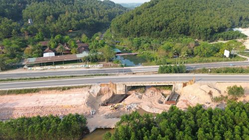 Theo Ban QLDA đường Hồ Chí Minh, nút giao tỉnh lộ 12B nằm tại km 72+370 trên cao tốc Cam Lộ - La Sơn, có tổng mức đầu tư khoảng 300 tỷ đồng. Công trình hoàn thành sẽ tạo thành trục giao thông quan trọng kết nối thẳng đến cầu Nguyễn Hoàng trên sông Hương.