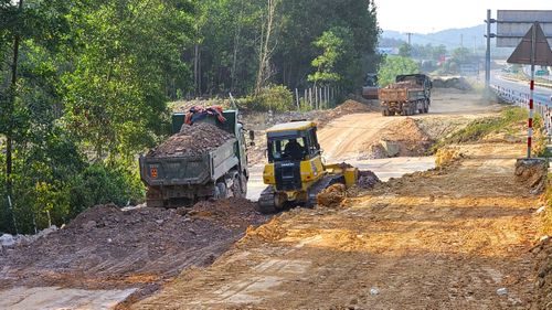 Theo Phòng điều hành dự án mở rộng cao tốc Cam Lộ - La Sơn, địa phương đã cam kết đến ngày 30/4 sẽ bàn giao thêm 6 ha diện tích đất nông nghiệp. Dự kiến trong tháng 5/2026 bàn giao toàn bộ mặt bằng còn lại cho chủ đầu tư dự án.
