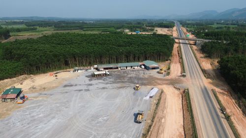 Ông Chu Văn Long, Giám đốc điều hành Ban QLDA mở rộng cao tốc Cam Lộ - La Sơn cho biết, các nhà thầu huy động khoảng 500 thiết bị và 700 cán bộ kỹ sư, công nhân với tinh thần "vượt nắng, thắng mưa", thi công "3 ca 4 kíp" đẩy nhanh tiến độ dự án.