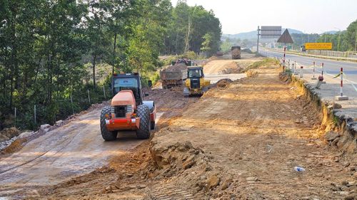 Ghi nhận của phóng viên Báo Xây dựng trên công trường cao tốc Cam Lộ - La Sơn nối Quảng Trị và Huế ngày 31/3, nhà thầu huy động hàng trăm thiết bị, máy móc cùng cán bộ kỹ sư và công nhân tổ chức thi công "3 ca 4 kíp".
