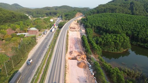 Tuy nhiên, tại nút giao tỉnh lộ 12B có phạm vi giải phóng mặt bằng gần 13 ha, đến nay, địa phương mới bàn giao 30% diện tích, còn vướng mắc khoảng 70%, nguy cơ ảnh hưởng tiến độ thi công xử lý đất yếu.