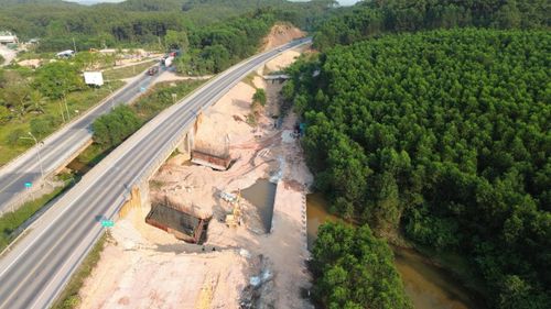 Đến nay, các nhà thầu đã huy động hơn 63 mũi thi công, trong đó 43 mũi thi công phần đường, đào đắp 28 mũi, phần cầu 20 mũi…
