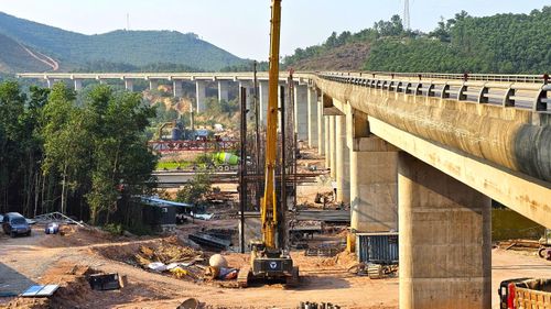 Tại hiện trường, nhà thầu huy động nhân lực tập trung thi công nền đường, xử lý nền đất yếu, cấp phối đá dăm, đúc cống, thi công cống hộp, hầm chui... Tất cả nhà thầu đang nỗ lực thi công đồng loạt để đẩy nhanh tiến độ sớm đưa dự án về đích đúng tiến độ.
