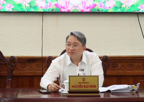 Bộ trưởng Bộ Tư pháp Nguyễn Hải Ninh phát biểu tại cuộc làm việc