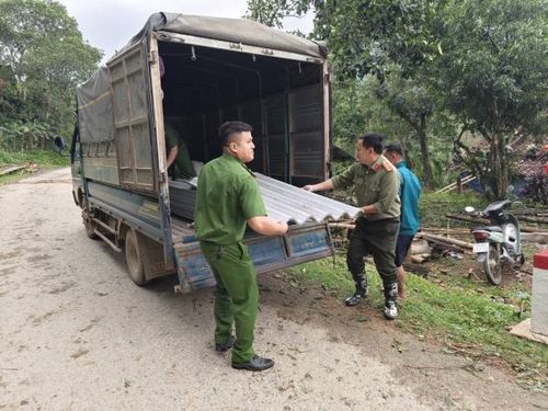 CBCS Công an xã Minh Khai vận chuyển vật liệu lợp lại mái nhà cho người dân.