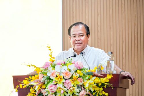 Đồng chí Nguyễn Minh Luân, Phó Chủ tịch UBND tỉnh Cà Mau, triển khai các văn bản đối với ngành Y tế tỉnh.