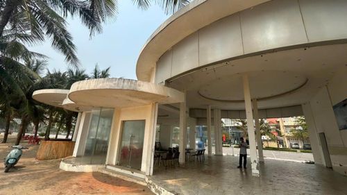 Hệ thống biển trang trí, cửa kính bị hư hỏng.