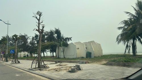 Khu vực tắm tráng nhếch nhác.