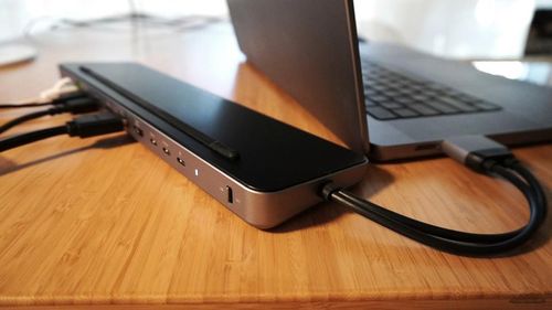 MacBook Pro năm 2016 với các cổng kết nối tối giản, buộc người dùng phải sử dụng nhiều dongle - minh họa rõ nét cho triết lý “bespoke ports” của Apple. (Nguồn: Engadget)