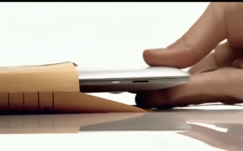 Hình ảnh chiếc MacBook Air siêu mỏng được rút ra khỏi phong bì - khoảnh khắc quảng cáo kinh điển năm 2008, minh chứng cho cách Apple định nghĩa lại sự di động của laptop. (Nguồn: Youtube/Cyclops23666)