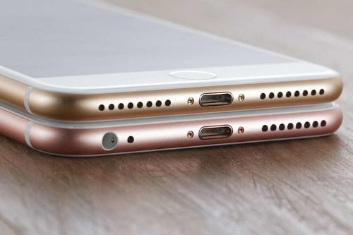 Hai mẫu iPhone đặt cạnh nhau, trong đó phiên bản mới đã loại bỏ jack tai nghe 3.5 mm. (Nguồn: Apple)