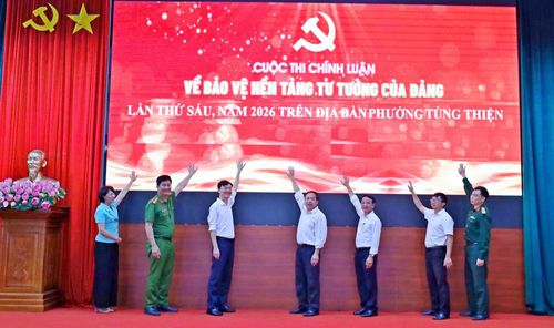 Lãnh đạo phường Tùng Thiện thực hiện nghi thức phát động Cuộc thi chính luận về bảo vệ nền tảng tư tưởng của Đảng lần thứ Sáu năm 2026. Ảnh: Thu Huyền