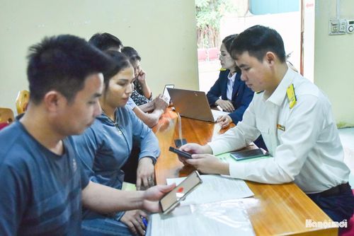 Nhiều hộ kinh doanh trên địa bàn xã Vật Lại đến Nhà văn hóa thôn Tân Phú Mỹ để được cán bộ thuế trực tiếp hướng dẫn, giải đáp vướng mắc về chính sách thuế. Ảnh Phan Anh
