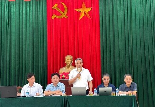 Phó Chủ tịch UBND xã Nguyễn Duy Hùng thông tin với người dân về dự án và phổ biến chi tiết các chủ trương, chính sách liên quan tại hội nghị đối thoại với nhân dân. Ảnh: DH