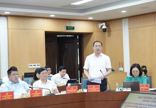 Bí thư Đảng ủy, Chủ tịch HĐND phường Đống Đa Nguyễn Ngọc Việt báo cáo tại cuộc làm việc. Ảnh: Hồng Thái