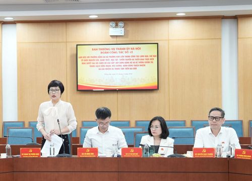 Bí thư Đảng ủy, Chủ tịch HĐND phường Kim Liên Hoàng Thị Phương Ngọc báo cáo tại cuộc làm việc. Ảnh: Trần Long