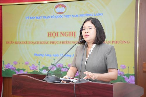 Bà Nguyễn Thị Thanh Yên - Ủy viên thường vụ, Chủ tịch Ủy ban MTTQ Việt Nam phường Láng triển khai kế hoạch tới đại diện các khu dân cư trên địa bàn. Ảnh: Phạm Mạnh