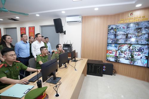 Với hệ thống trung tâm camera giám sát, lực lượng chức năng phường Láng đảm bảo khâu hậu kiểm thường xuyên, liên tục. Ảnh: Phạm Mạnh