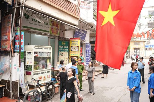 Trong đợt ra quân, lực lượng chức năng tập trung nhắc nhở, tuyên truyền tới người dân... Ảnh: Phạm Mạnh