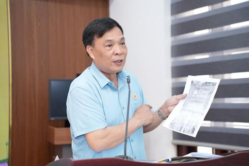 Chủ tịch Hội Cựu Chiến binh phường Láng Nguyễn Đức Thịnh chia sẻ về những mô hình hay trong quá trình giải quyết 5 "điểm nghẽn" trên địa bàn. Ảnh: Phạm Mạnh