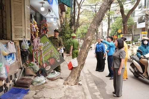 ... vỉa hè từ đường lớn tới ngõ nhỏ sẽ được trả lại về nguyên trạng. Ảnh: Phạm Mạnh