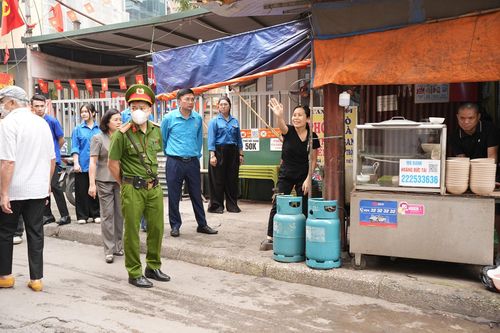 Nhiều hàng quán sau khi được nhắc nhở đã nhanh chóng thu dẹp phần lấn chiếm và cam kết không tái diễn. Ảnh: Phạm Mạnh
