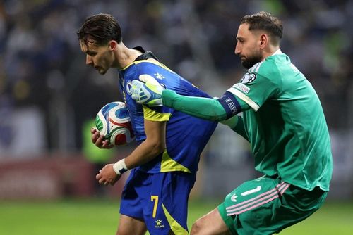 Donnarumma cùng Italy bị loại đầy cay đắng.