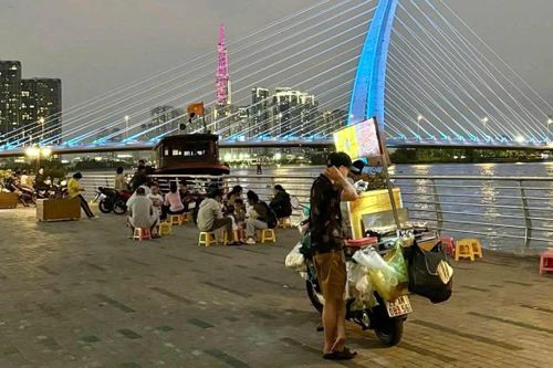  Cảnh hàng rong bày bán tại công viên Bạch Đằng mới vào đầu tháng 3, trước khi được dọn dẹp. Ảnh: Sài Gòn Trend. 