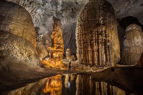 Những "bức tường" thạch nhũ khổng lồ trong hang Sơn Đoòng. Ảnh: Oxalis Adventure.