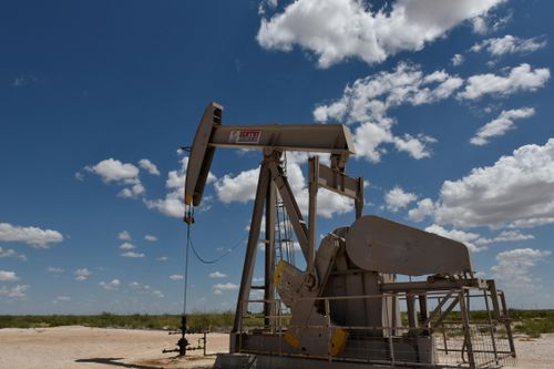  Một giàn bơm dầu tại Texas (Mỹ). Giá dầu đã tăng lên do cuộc xung đột gần đây tại Iran sẽ làm gia tăng mối lo ngại toàn cầu về chi phí năng lượng. Ảnh: Reuters. 