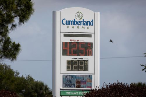  Giá xăng được hiển thị tại một trạm xăng tại Florida (Mỹ) ngày 31/3. Ảnh: Reuters.