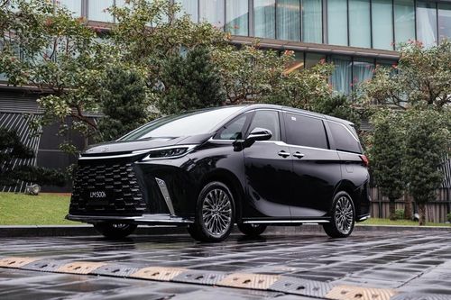  Lexus LM 500h xuất hiện cùng VĐV pickleball sinh năm 2007 có giá hơn 7 tỷ đồng. Ảnh: Lexus. 
