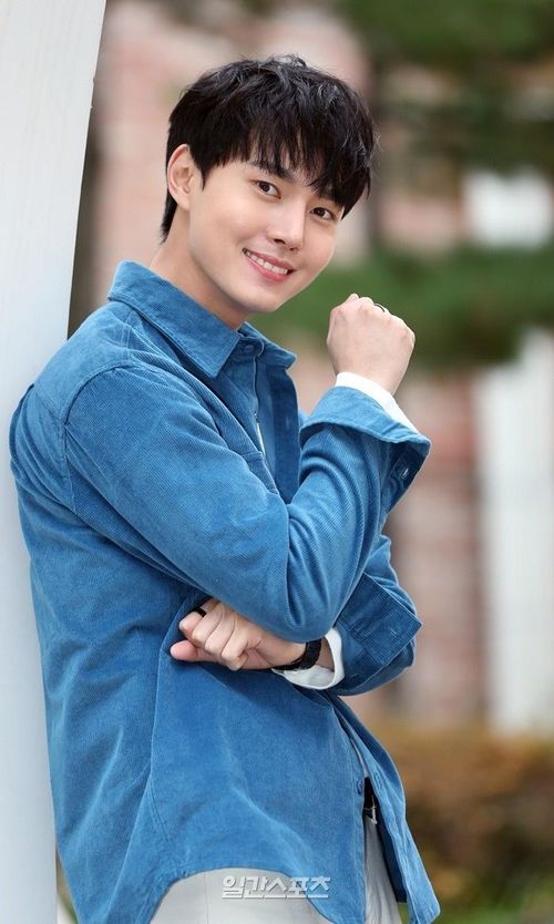  Lee Tae Ri ra mắt năm 1998 với sitcom Soonpoong Clinic, trong vai Jung Bae, bạn của nhân vật Mi Dal. Thời điểm đó, anh vẫn hoạt động với tên thật Lee Min Ho. Anh từng là gương mặt diễn viên nhí triển vọng, được công chúng Hàn Quốc đánh giá cao nhờ diễn xuất tự nhiên. Ảnh: Iplus. 