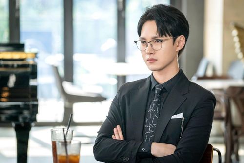  Sau đó, nam diễn viên tham gia nhiều dự án nổi tiếng như Rooftop Prince, The Moon Embracing the Sun, Extraordinary You... Ngoài ra, anh cũng xuất hiện trong các chương trình giải trí như Running Man và Handsome Trot. Từ 2018, anh đổi sang nghệ danh Lee Tae Ri. Việc đổi nghệ danh được xem là bước đi nhằm định hình lại hình ảnh và tạo dấu ấn riêng trong sự nghiệp diễn xuất. Ảnh: iMBC. 